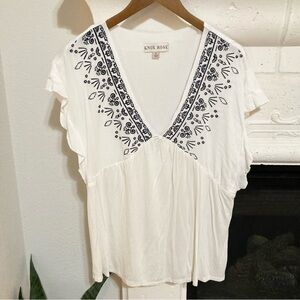 Knox Rose Top Black and White Embroidered
Size Small S